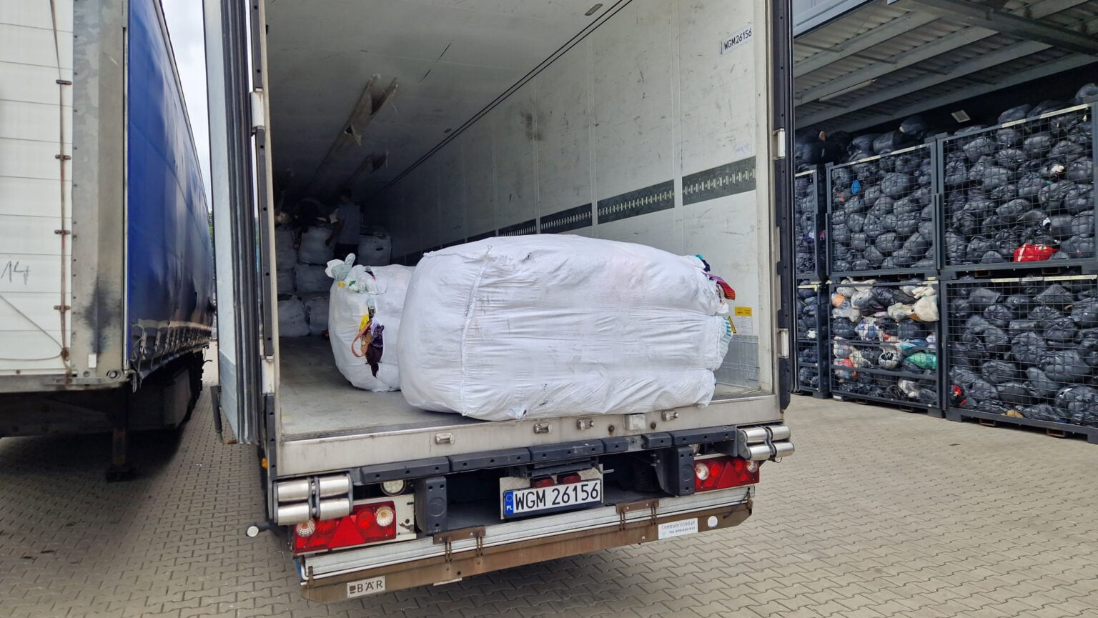 Big bagi z odzieżą używaną w naczepie przy magazynie Armako